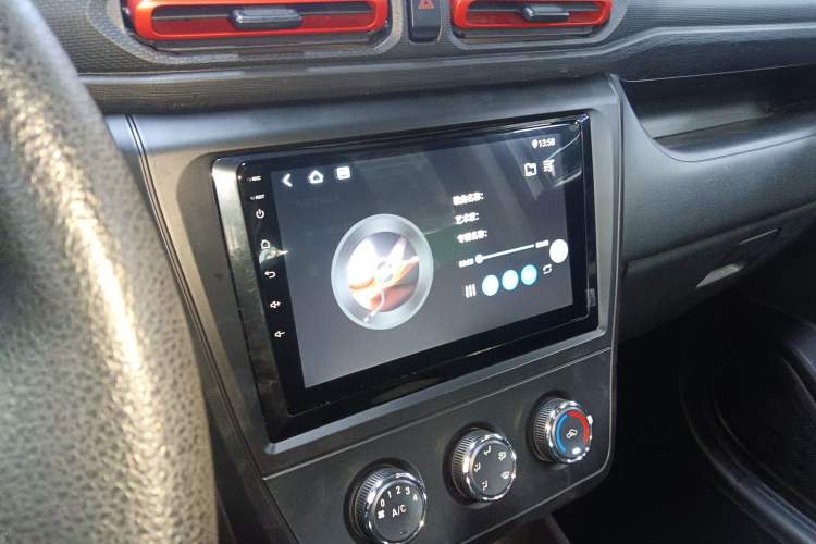 Used Dongfeng Fengon 380 2022 1.5L Standard Edition 7-Seater Passenger Vehicle Audio And AC Panel