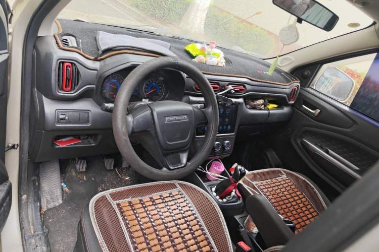 Used Dongfeng Fengon 380 2022 1.5L Comfort-Class Passenger Vehicle (Steel Spring) with 5 Seats Center Console