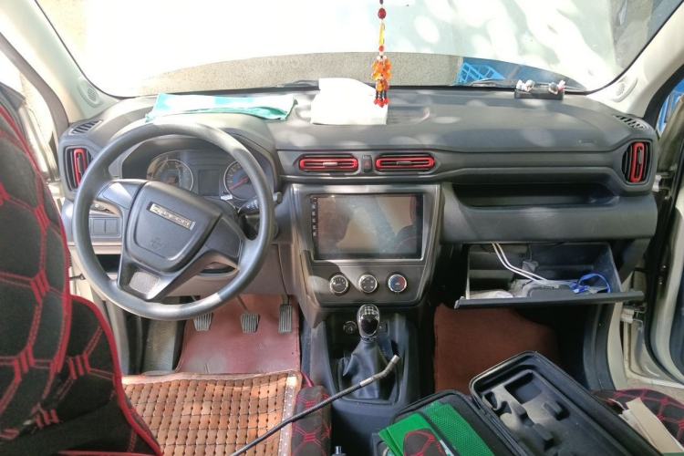 Used Dongfeng Fengon 380 2022 1.5L Standard Edition 7-Seater Passenger Vehicle Center Console