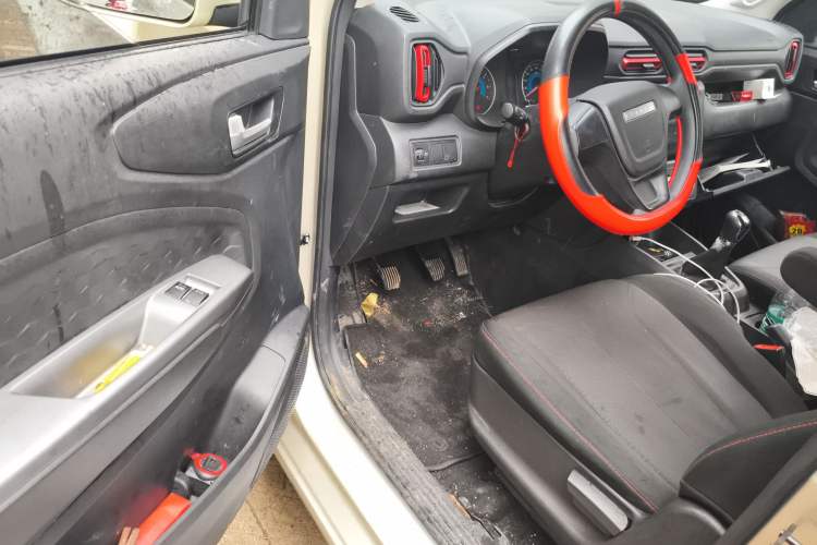 Used Dongfeng Fengon 380 2022 1.5L Comfort-Class Passenger Vehicle (Spiral Spring) – 7 Seats Driver Seat