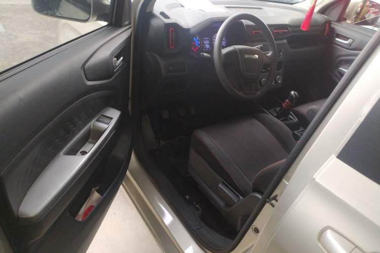 Used Dongfeng Fengon 380 2022 1.5L Comfort-Class Passenger Vehicle (Steel Spring) with 7 Seats Driver Seat