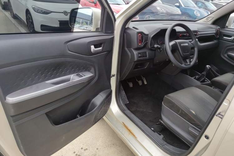 Used Dongfeng Fengon 380 2022 1.5L Comfort-Class Passenger Vehicle (Steel Spring) with 5 Seats Driver Seat