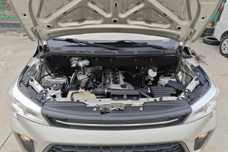 Used Dongfeng Fengon 380 2022 1.5L Comfort-Class Passenger Vehicle (Steel Spring) with 7 Seats Engine Bay