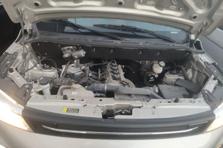 Used Dongfeng Fengon 380 2022 1.5L Comfort-Class Passenger Vehicle (Steel Spring) with 7 Seats Engine Bay