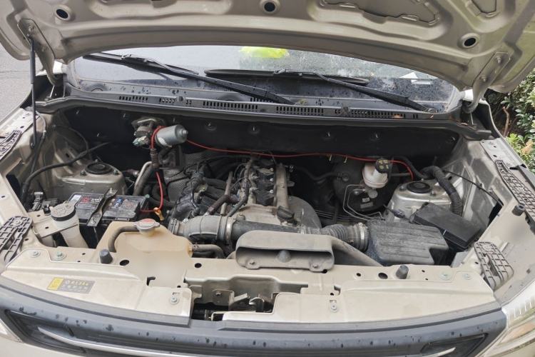 Used Dongfeng Fengon 380 2022 1.5L Comfort-Class Passenger Vehicle (Steel Spring) with 5 Seats Engine Bay