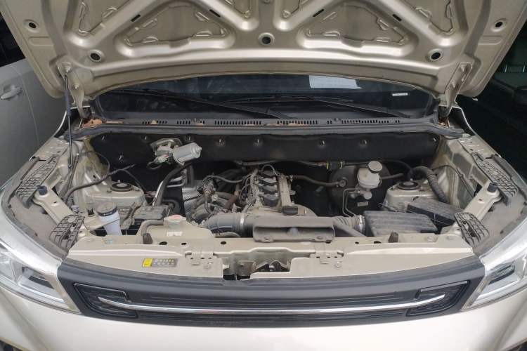 Used Dongfeng Fengon 380 2022 1.5L Comfort-Class Passenger Vehicle (Steel Spring) with 7 Seats Engine Bay
