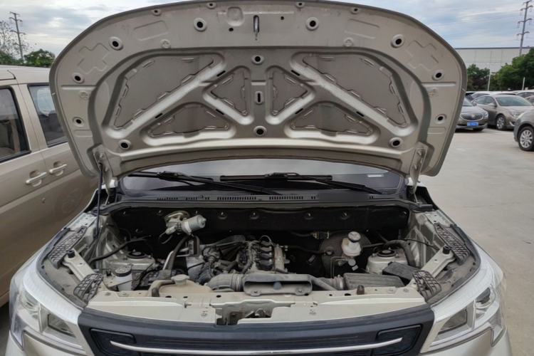 Used Dongfeng Fengon 380 2022 1.5L Comfort-Class Passenger Vehicle (Steel Spring) with 5 Seats Engine Bay