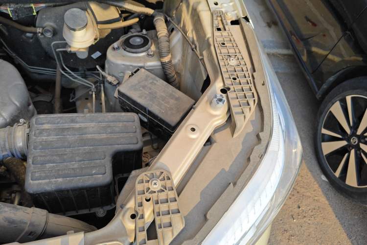 Used Dongfeng Fengon 380 2022 1.5L Comfort-Class Passenger Vehicle (Steel Spring) with 7 Seats Engine Bay Left