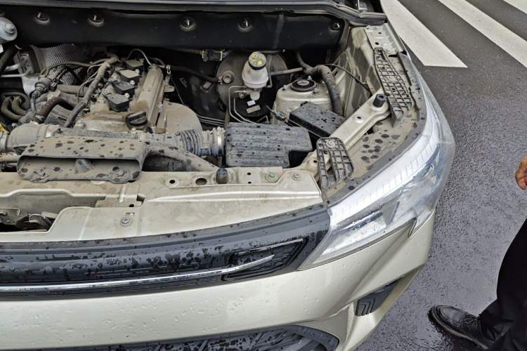 Used Dongfeng Fengon 380 2022 1.5L Comfort-Class Passenger Vehicle (Steel Spring) with 5 Seats Engine Bay Left