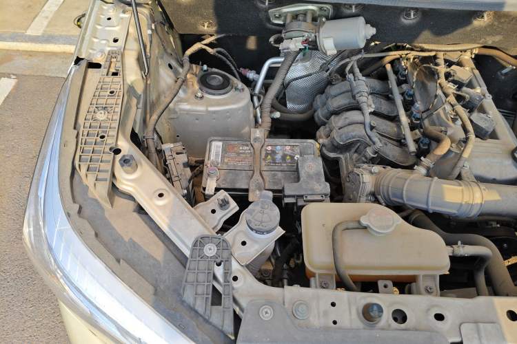 Used Dongfeng Fengon 380 2022 1.5L Comfort-Class Passenger Vehicle (Steel Spring) with 7 Seats Engine Bay Right
