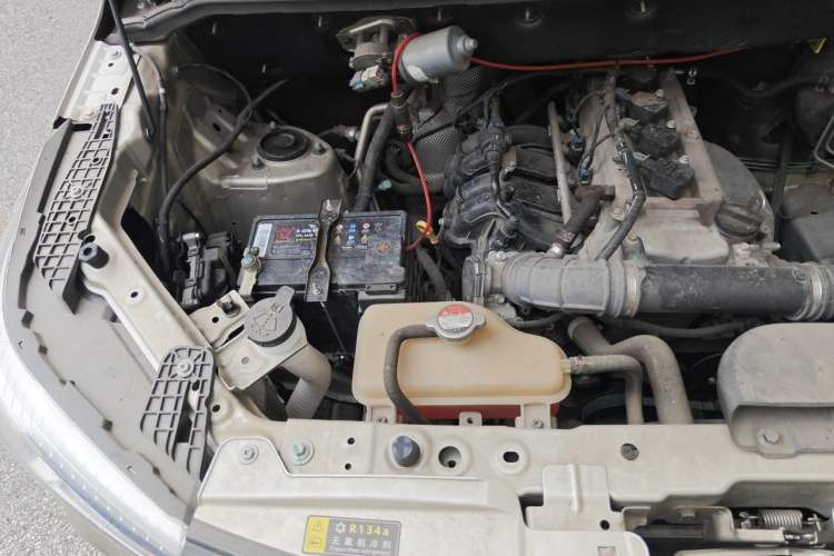 Used Dongfeng Fengon 380 2022 1.5L Comfort-Class Passenger Vehicle (Steel Spring) with 5 Seats Engine Bay Right