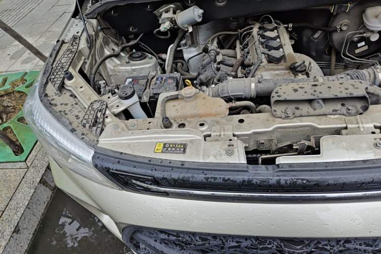 Used Dongfeng Fengon 380 2022 1.5L Comfort-Class Passenger Vehicle (Steel Spring) with 5 Seats Engine Bay Right