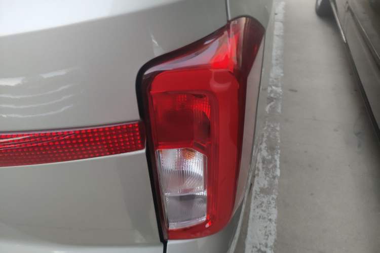 Used Dongfeng Fengon 380 2022 1.5L Comfort-Class Passenger Vehicle (Steel Spring) with 7 Seats Exterior 2