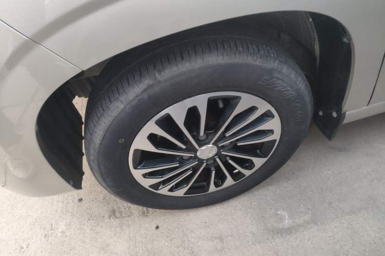 Used Dongfeng Fengon 380 2022 1.5L Comfort-Class Passenger Vehicle (Steel Spring) with 7 Seats Exterior 3