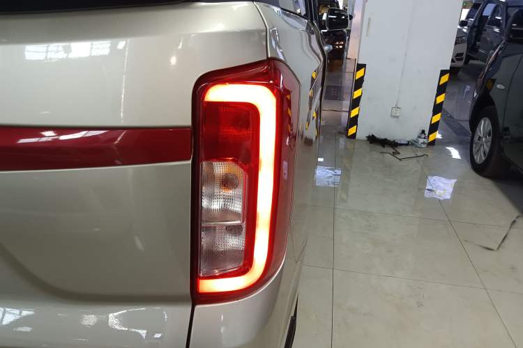 Used Dongfeng Fengon 380 2022 1.5L Standard Edition 7-Seater Passenger Vehicle Exterior 6