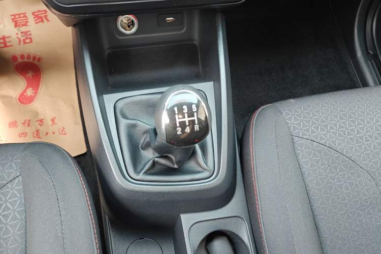 Used Dongfeng Fengon 380 2022 1.5L Comfort-Class Passenger Vehicle (Steel Spring) with 7 Seats Gear Lever