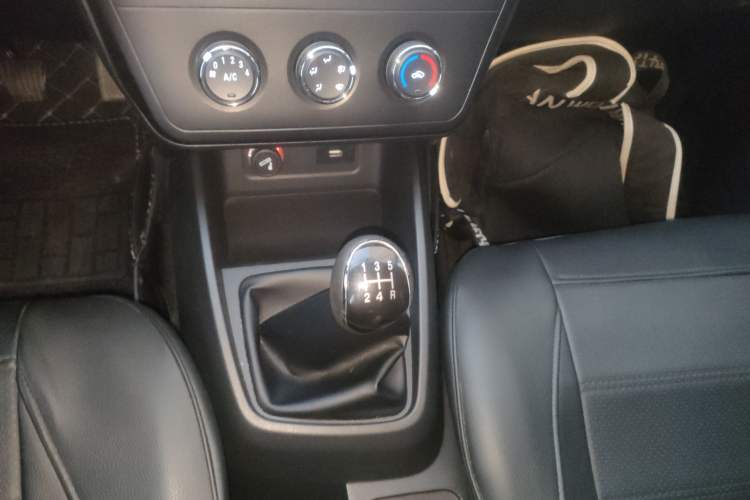 Used Dongfeng Fengon 380 2022 1.5L Comfort-Class Passenger Vehicle (Steel Spring) with 7 Seats Gear Lever