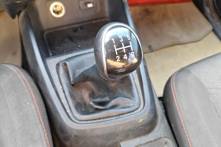 Used Dongfeng Fengon 380 2022 1.5L Comfort-Class Passenger Vehicle (Steel Spring) with 7 Seats Gear Lever