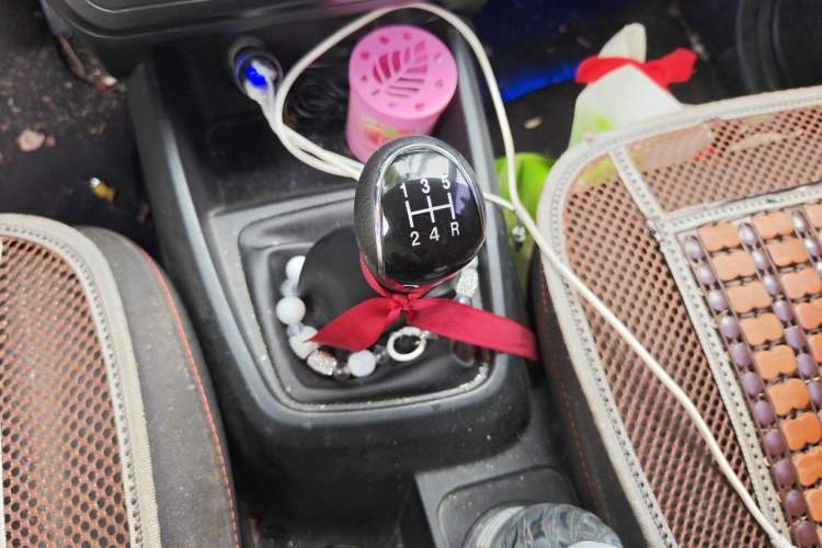 Used Dongfeng Fengon 380 2022 1.5L Comfort-Class Passenger Vehicle (Steel Spring) with 5 Seats Gear Lever