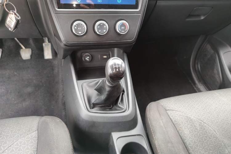 Used Dongfeng Fengon 380 2022 1.5L Comfort-Class Passenger Vehicle (Steel Spring) with 5 Seats Gear Lever