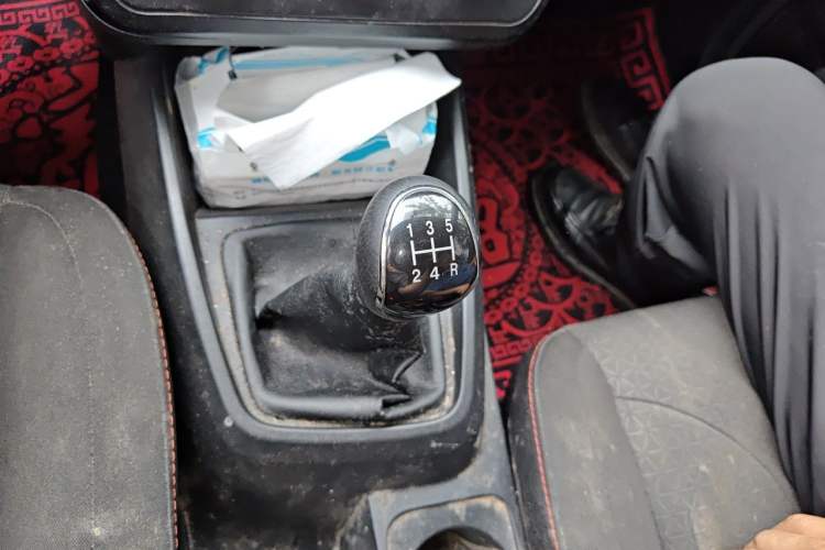 Used Dongfeng Fengon 380 2022 1.5L Comfort-Class Passenger Vehicle (Steel Spring) with 5 Seats Gear Lever