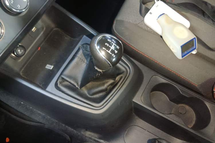 Used Dongfeng Fengon 380 2022 1.5L Standard Edition 7-Seater Passenger Vehicle Gear Lever