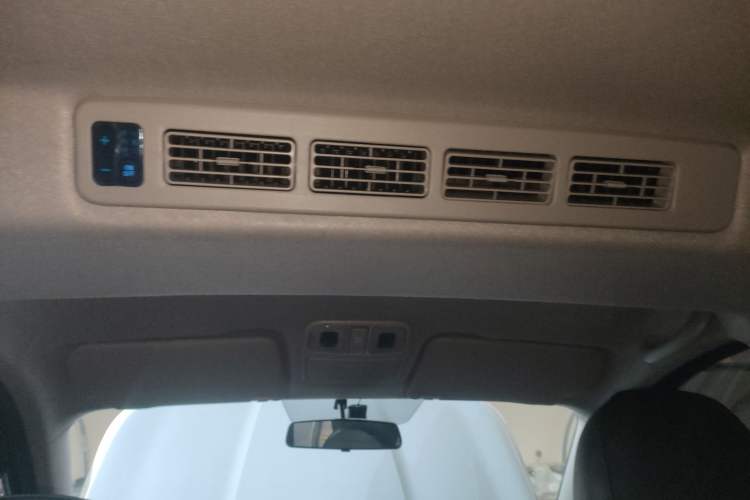 Used Dongfeng Fengon 380 2022 1.5L Comfort-Class Passenger Vehicle (Steel Spring) with 7 Seats Headliner