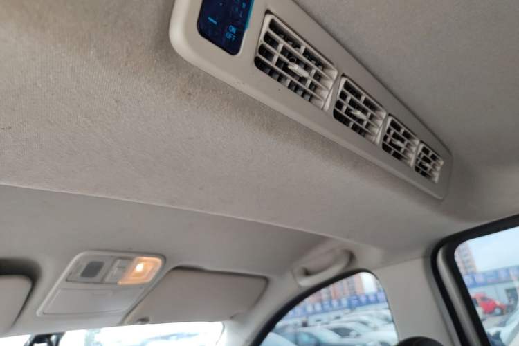 Used Dongfeng Fengon 380 2022 1.5L Comfort-Class Passenger Vehicle (Steel Spring) with 5 Seats Headliner