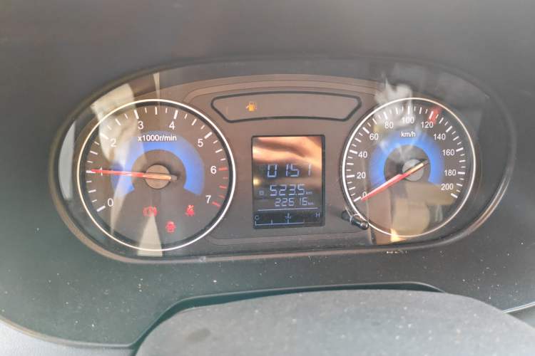 Used Dongfeng Fengon 380 2022 1.5L Comfort-Class Passenger Vehicle (Steel Spring) with 7 Seats Instrument Cluster