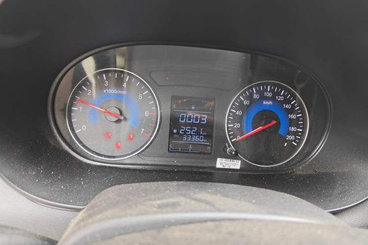 Used Dongfeng Fengon 380 2022 1.5L Comfort-Class Passenger Vehicle (Steel Spring) with 5 Seats Instrument Cluster