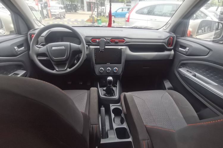 Used Dongfeng Fengon 380 2022 1.5L Comfort-Class Passenger Vehicle (Steel Spring) with 7 Seats Interior 1