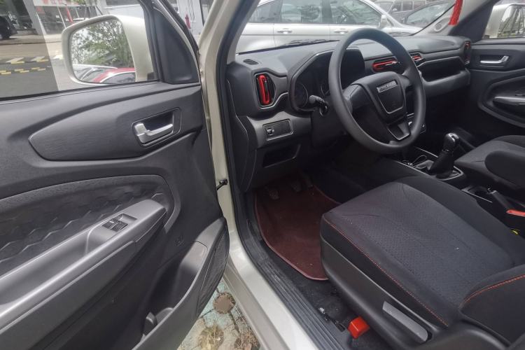 Used Dongfeng Fengon 380 2022 1.5L Comfort-Class Passenger Vehicle (Steel Spring) with 7 Seats Interior 2