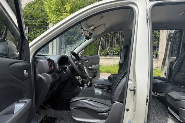 Used Dongfeng Fengon 380 2022 1.5L Standard Edition 7-Seater Passenger Vehicle Interior 2