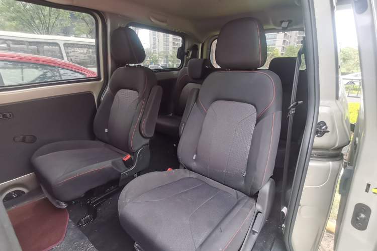 Used Dongfeng Fengon 380 2022 1.5L Comfort-Class Passenger Vehicle (Steel Spring) with 7 Seats Interior 3