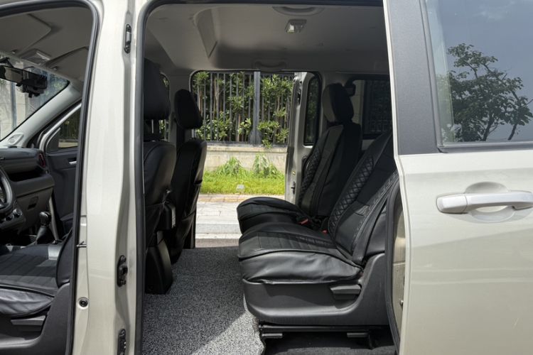 Used Dongfeng Fengon 380 2022 1.5L Standard Edition 7-Seater Passenger Vehicle Interior 3