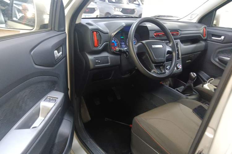 Used Dongfeng Fengon 380 2022 1.5L Standard Edition 7-Seater Passenger Vehicle Interior 3