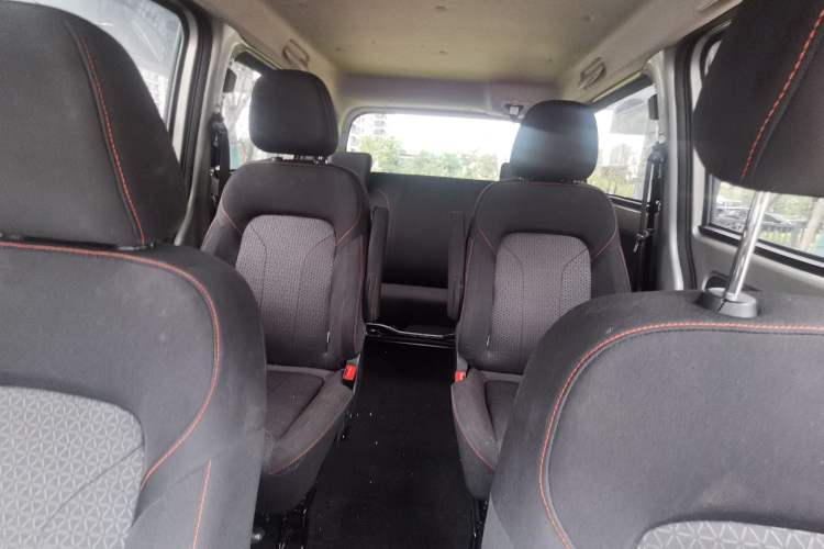 Used Dongfeng Fengon 380 2022 1.5L Comfort-Class Passenger Vehicle (Steel Spring) with 7 Seats Interior 4