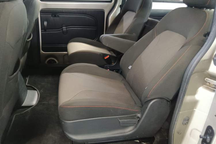 Used Dongfeng Fengon 380 2022 1.5L Standard Edition 7-Seater Passenger Vehicle Interior 4