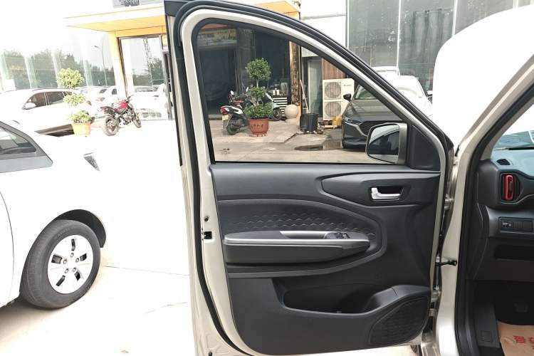 Used Dongfeng Fengon 380 2022 1.5L Comfort-Class Passenger Vehicle (Steel Spring) with 7 Seats Left Front Door Interior
