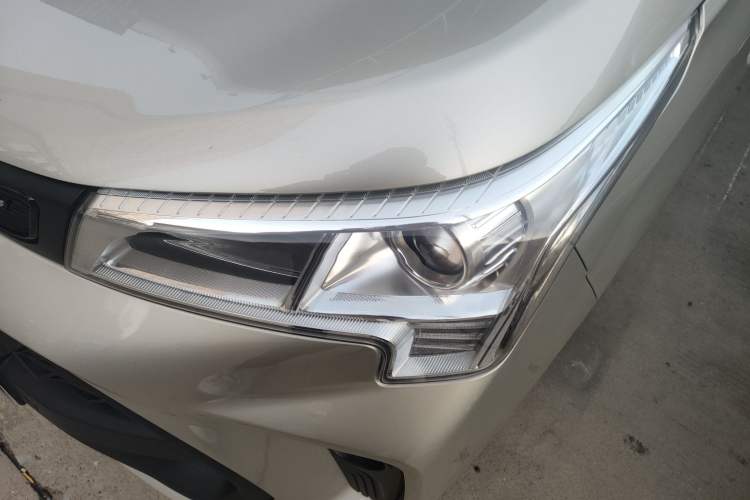 Used Dongfeng Fengon 380 2022 1.5L Comfort-Class Passenger Vehicle (Steel Spring) with 7 Seats Left Front Headlight