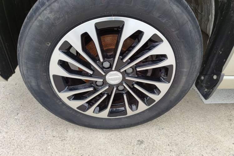 Used Dongfeng Fengon 380 2022 1.5L Comfort-Class Passenger Vehicle (Steel Spring) with 5 Seats Left Front Wheel Hub