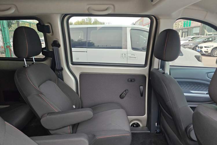 Used Dongfeng Fengon 380 2022 1.5L Comfort-Class Passenger Vehicle (Steel Spring) with 7 Seats Left Rear Door Interior