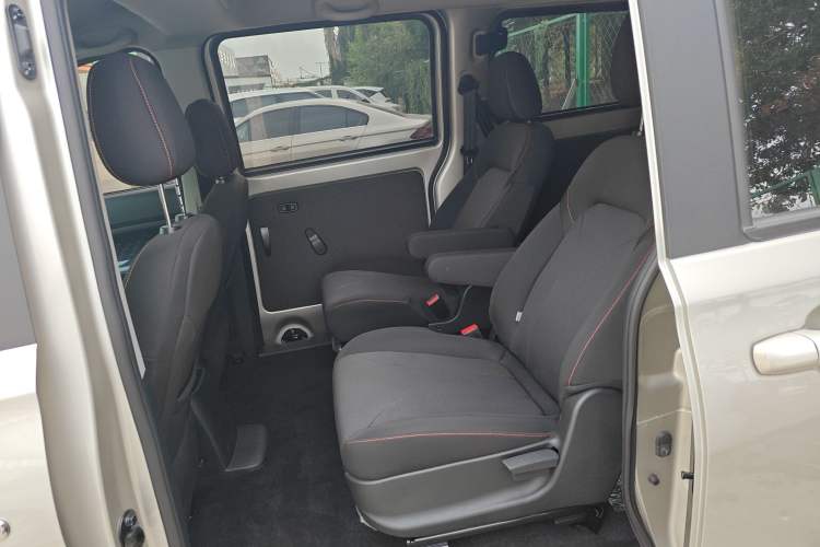 Used Dongfeng Fengon 380 2022 1.5L Comfort-Class Passenger Vehicle (Steel Spring) with 7 Seats Left Rear Seat