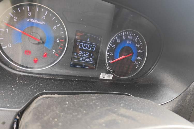 Used Dongfeng Fengon 380 2022 1.5L Comfort-Class Passenger Vehicle (Steel Spring) with 5 Seats Odometer Close Up