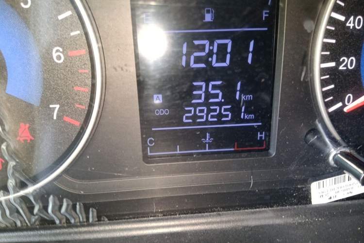 Used Dongfeng Fengon 380 2022 1.5L Standard Edition 7-Seater Passenger Vehicle Odometer Close Up