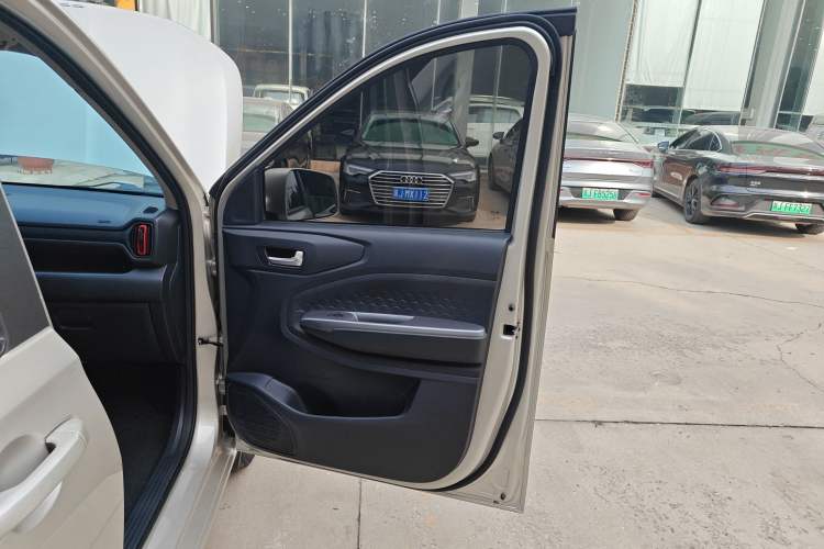 Used Dongfeng Fengon 380 2022 1.5L Comfort-Class Passenger Vehicle (Steel Spring) with 7 Seats Right Front Door Interior