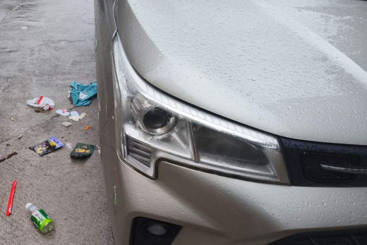 Used Dongfeng Fengon 380 2022 1.5L Comfort-Class Passenger Vehicle (Spiral Spring) – 7 Seats Right Front Headlight