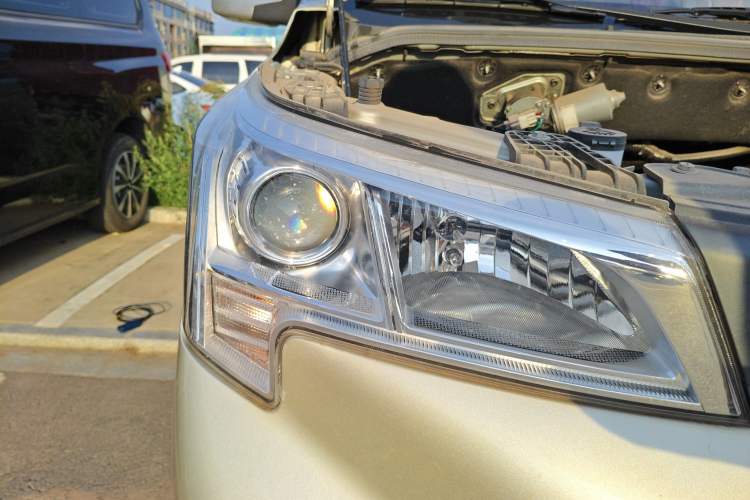 Used Dongfeng Fengon 380 2022 1.5L Comfort-Class Passenger Vehicle (Steel Spring) with 7 Seats Right Front Headlight