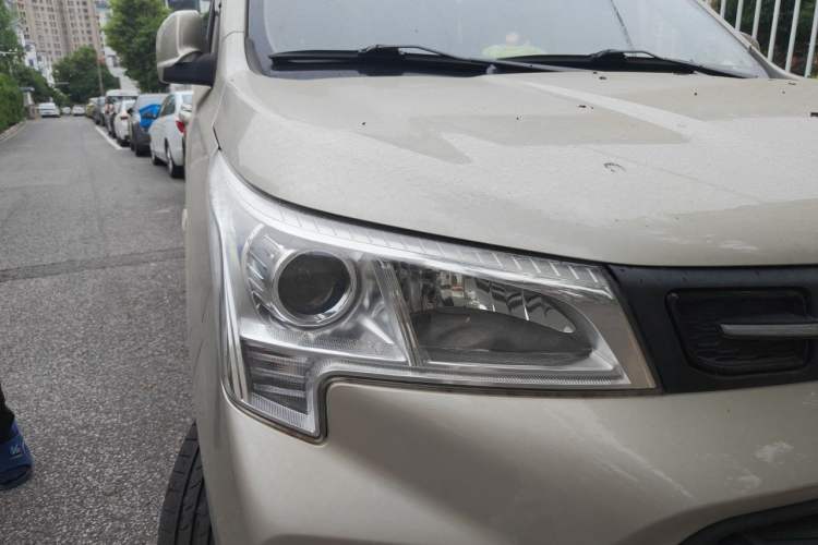 Used Dongfeng Fengon 380 2022 1.5L Comfort-Class Passenger Vehicle (Steel Spring) with 5 Seats Right Front Headlight