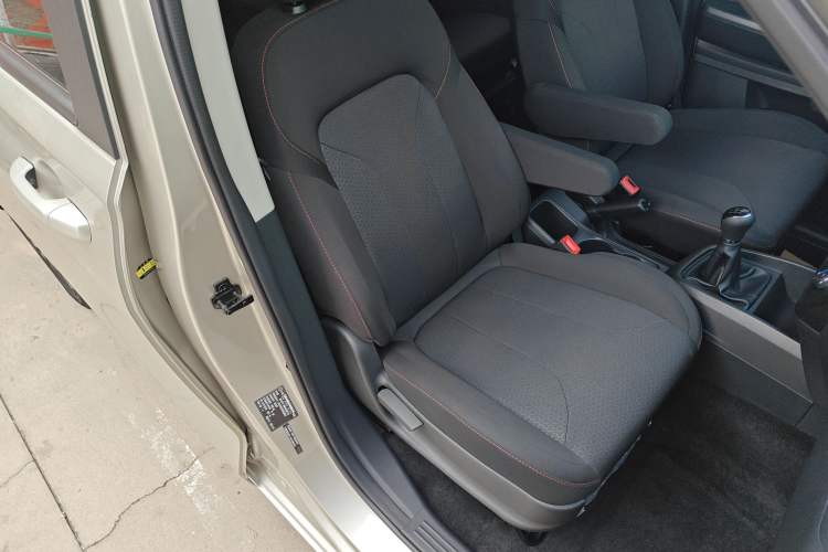 Used Dongfeng Fengon 380 2022 1.5L Comfort-Class Passenger Vehicle (Steel Spring) with 7 Seats Right Front Seat